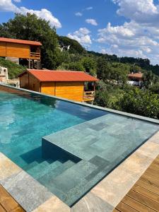 波塔莱格雷Quinta Altamira的享有房屋景致的游泳池