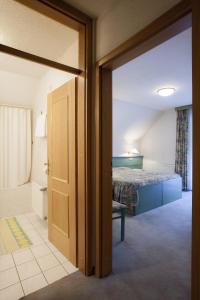拉多夫吉卡索贝克罗纳旅馆的通往卧室的门,卧室配有床和浴室
