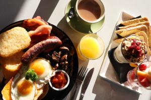 霍巴特滨河汽车旅馆别墅酒店的包括鸡蛋培根和烤面包的早餐食品