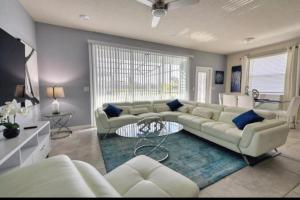达文波特Orlando Relax的客厅配有沙发和桌子