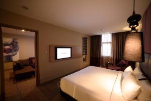 黑风洞雪兰莪概观美居酒店的酒店客房,配有床和电视