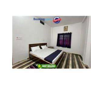 瓦拉纳西Goroomgo Hotel Kashi Nest Varanasi - A Peacefull Stay & Parking Facilities的卧室配有一张床