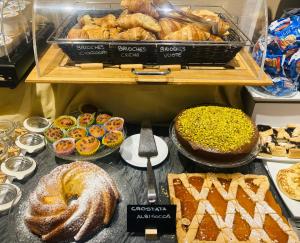 斯培西亚吉洛尼酒店的展示盒,内含不同类型的糕点和馅饼
