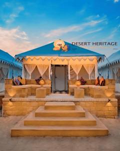 斋沙默尔Desert Heritage Luxury Camp And Resort的蓝色屋顶和楼梯的沙漠住宅
