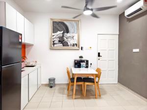乔治市3 Concordia @ Gurney的厨房配有桌椅和冰箱。