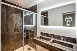 雷恩Appartements Le 31bis的一间带水槽和镜子的浴室