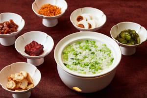 重庆 重庆解放碑威斯汀酒店的一大碗饭,有米饭和蔬菜