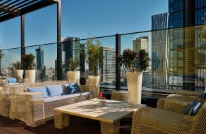 华沙NYX Hotel Warsaw by Leonardo Hotels的阳台配有桌椅和窗户。