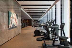 澳门澳门安达仕酒店的健身房设有一排跑步机和有氧运动器材