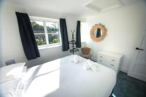 WestfieldRose Cottage的卧室配有白色的床和窗户。