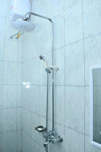 恩德培Haber Motel Enterprise Ltd的浴室内配有淋浴和头顶淋浴