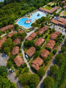 格拉多池塘乡村酒店的享有度假村游泳池的顶部景致