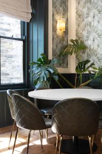 贝图瑟科伊德古易迪尔酒店的一间带两把椅子和一张桌子的用餐室