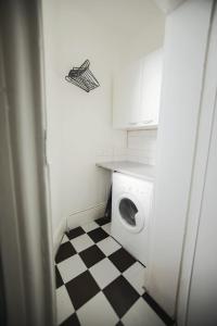 海斯廷斯Stowaway的一间带洗衣机和 ⁇ 制地板的小浴室