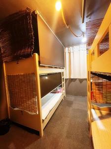 庆州度巴齐旅馆的一间小房间,房间内设有一张双层床