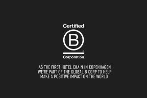 哥本哈根Hotel Danmark by Brøchner Hotels的黑底上带有字母b的标志