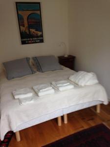 马拉科夫小房子公寓的床上有三条折叠毛巾