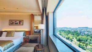 成都成都新东方千禧大酒店的酒店客房设有一张床和一个大窗户