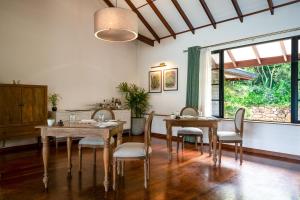哈顿Camellia Hills的用餐室设有木桌、椅子和大窗户