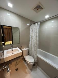 Lapu Lapu CityOne Pacific Residence SeaView Condo Mactan Newtown Lapu-Lapu City的浴室配有卫生间、盥洗盆和浴缸。