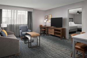 圣安东尼奥圣安东尼奥河滨/市区希尔顿惠庭套房酒店的酒店客房配有一张床和一张书桌及一台电视