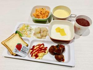 名古屋Comfort Hotel Nagoya Shinkansenguchi的盘子,盘子上放着一盘食物和一杯咖啡