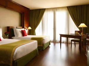 吉达吉达瑞享酒店&度假村的酒店客房配有两张床和一张书桌