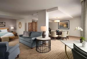 雷东多海滩Sonesta Redondo Beach and Marina的酒店客房设有床和客厅。