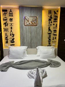 开罗Comfort Sphinx Inn的墙上写字的房间的一张床位