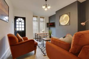 赫尔Cosy home in Newland Avenue area的客厅配有橙色椅子和桌子