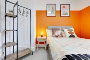 赫尔Cosy home in Newland Avenue area的一间卧室设有橙色墙壁和一张床