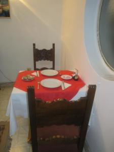 布加勒斯特海尔维半岛酒店的一张桌子,上面有红色的桌布,上面有红色的桌布