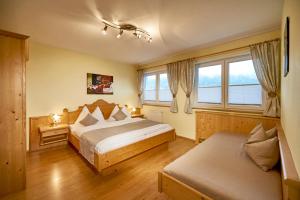 弗拉绍阿斯特丽德旅馆的一间卧室设有两张床和两个窗户。