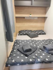GradacBig Berry Kolpa- King mobile house的卧室内的两张床,配有美国国旗床罩