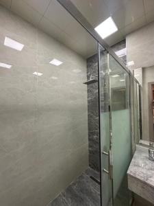 纳布兰EL Faro RESORT AND SPA HOTEL的浴室里设有玻璃门淋浴