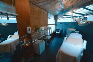 San Esteban科拉松温泉酒店的一间医院间,配有两张床和一张书桌