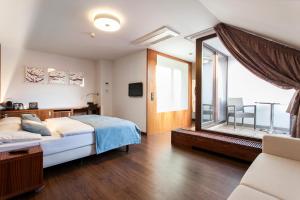 布拉格卡洛儿酒店的一间卧室设有一张床和一个大窗户