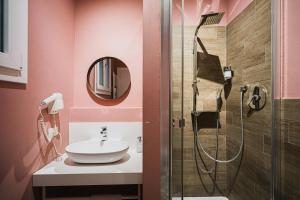 博洛尼亚TORTE & LINI的一间带水槽和淋浴的浴室