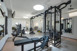 切法卢Mangia's Pollina Resort的健身房设有跑步机和椭圆机