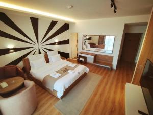 朱尼耶Mateus Hotel的配有一张大床和镜子的酒店客房