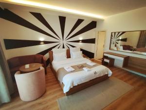 朱尼耶Mateus Hotel的配有一张大床和镜子的酒店客房