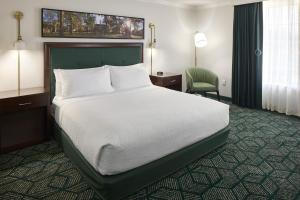 雅典俄亥俄大学酒店和会议中心的配有一张床和一把椅子的酒店客房