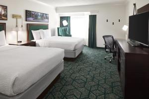 雅典俄亥俄大学酒店和会议中心的酒店客房配有两张床和一张书桌