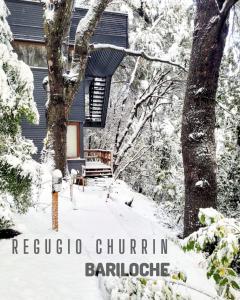 圣卡洛斯-德巴里洛切Refugio Churrin的冬季的小屋,地面上下雪