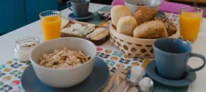 马拉加微达米雅旅馆的餐桌,早餐包括面包和橙汁
