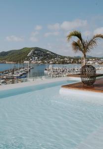 圣埃乌拉利亚Aguas de Ibiza Grand Luxe Hotel - Small Luxury Hotel of the World的享有码头景致的游泳池