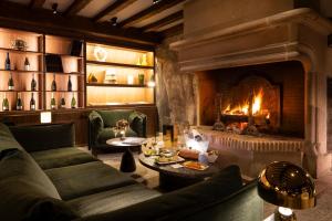 维奈Hostellerie Briqueterie & Spa Champagne的带沙发和壁炉的客厅