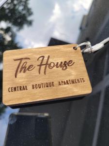 丘斯滕迪尔The House - Central Boutique Apartments的车窗上的木标签