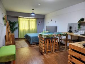 利马Alojamiento San Francisco Espaciosos y lindos mini apartamentos的卧室配有一张床和一张桌子及椅子