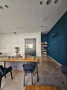 蒙得维的亚Acogedor, inolvidable的配有桌椅和蓝色墙壁的客房